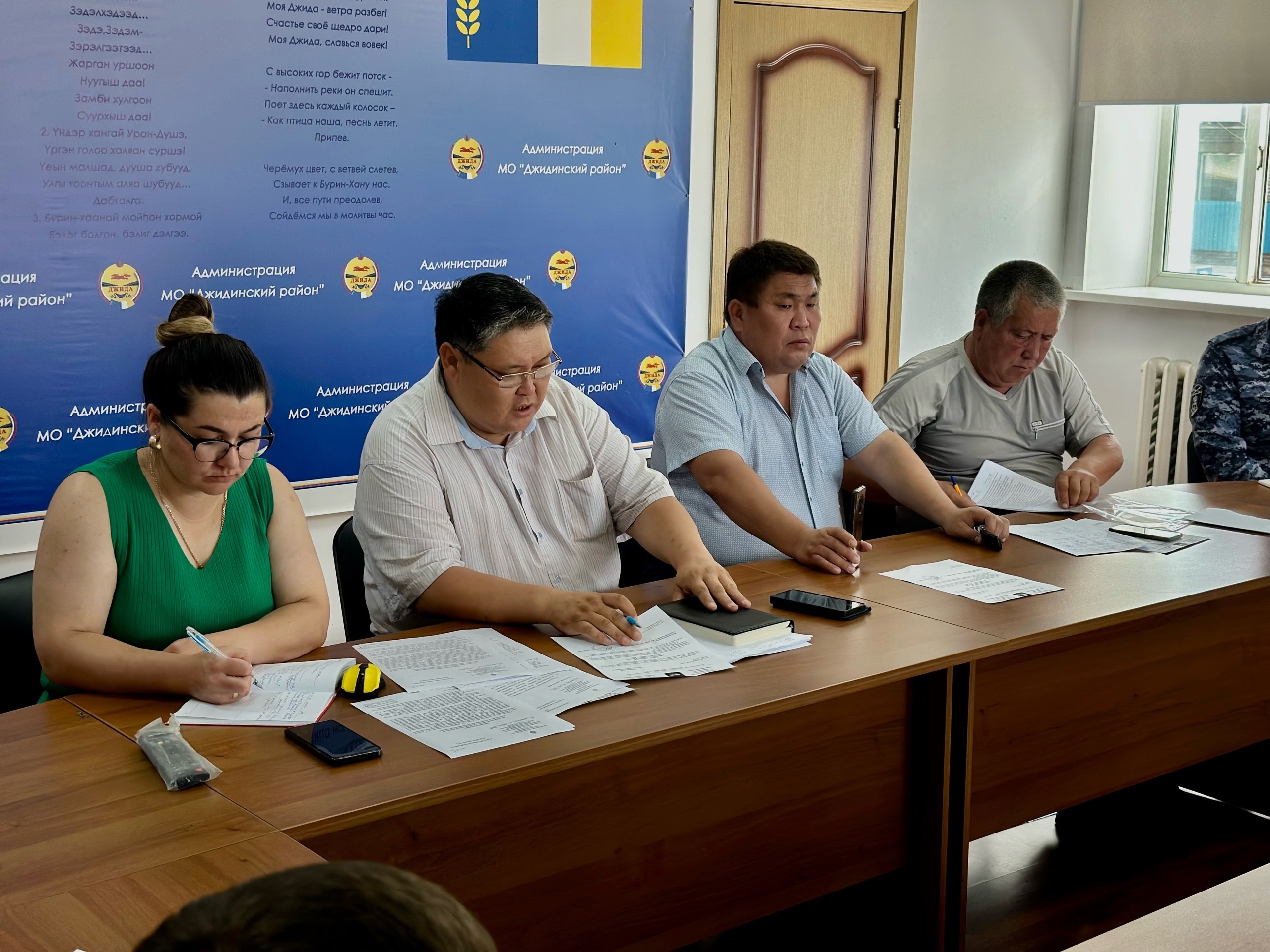 В районе проведено внеплановое заседание Антитеррористической комиссии муниципального образования &quot;Джидинский район&quot; под руководством исполняющего обязанности первого заместителя руководителя Администрации МО &quot;Джидинский район&quot; Э.С. Сагалеева..