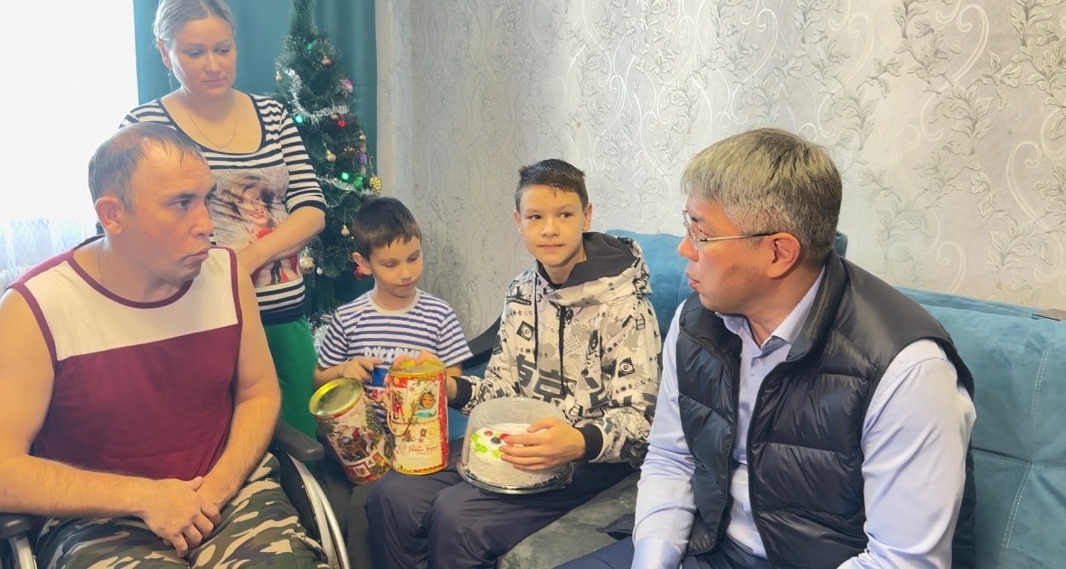 В канун Рождества глава Республики Бурятии Алексей Самбуевич Цыденов навестил участника специальной военной операции..