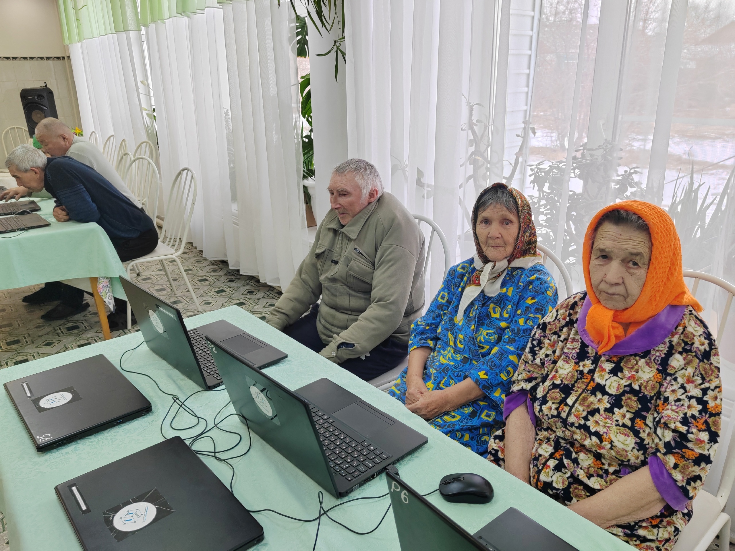 В Джидинском доме- интернате сегодня прошло первое занятие по обучению компьютерной грамотности. Преподавателем Центра дополнительного образования детей Мункуевой Арюны Александровны была разработана программа индивидуального обучения пожилых людей.